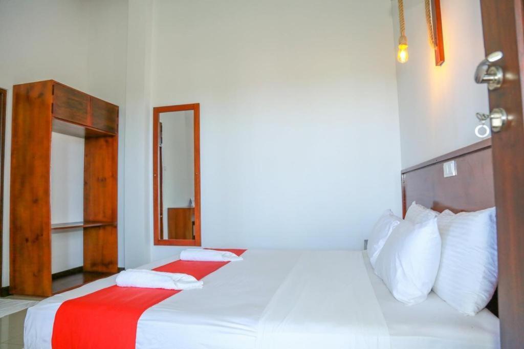 Sea Cloud Dalawella Hotel Унаватуна Екстер'єр фото